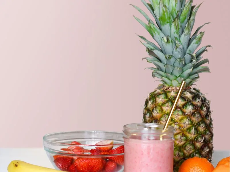 Jus de fraise pressé dans un verre - recette fraîche aux bienfaits antioxydants