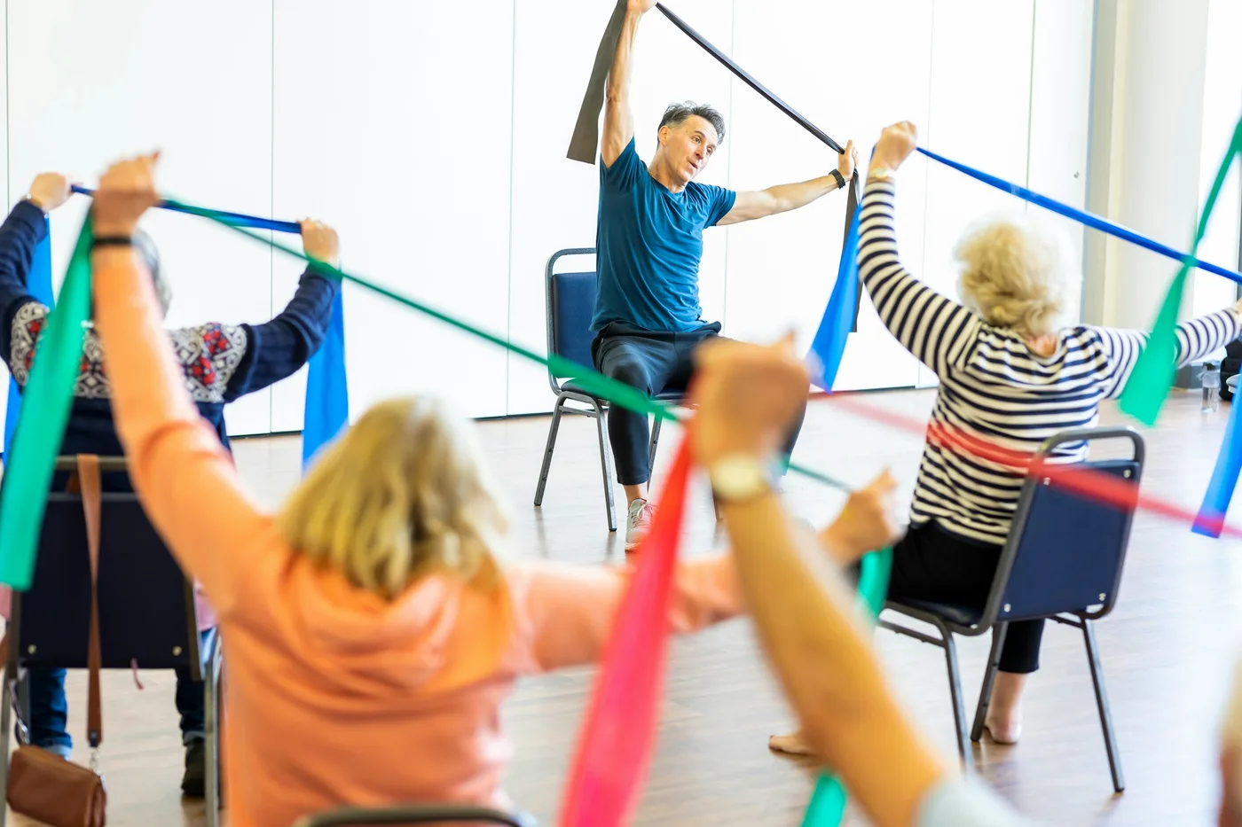 Séance d'exercices avec élastiques en groupe pour des femmes de plus de 50 ans