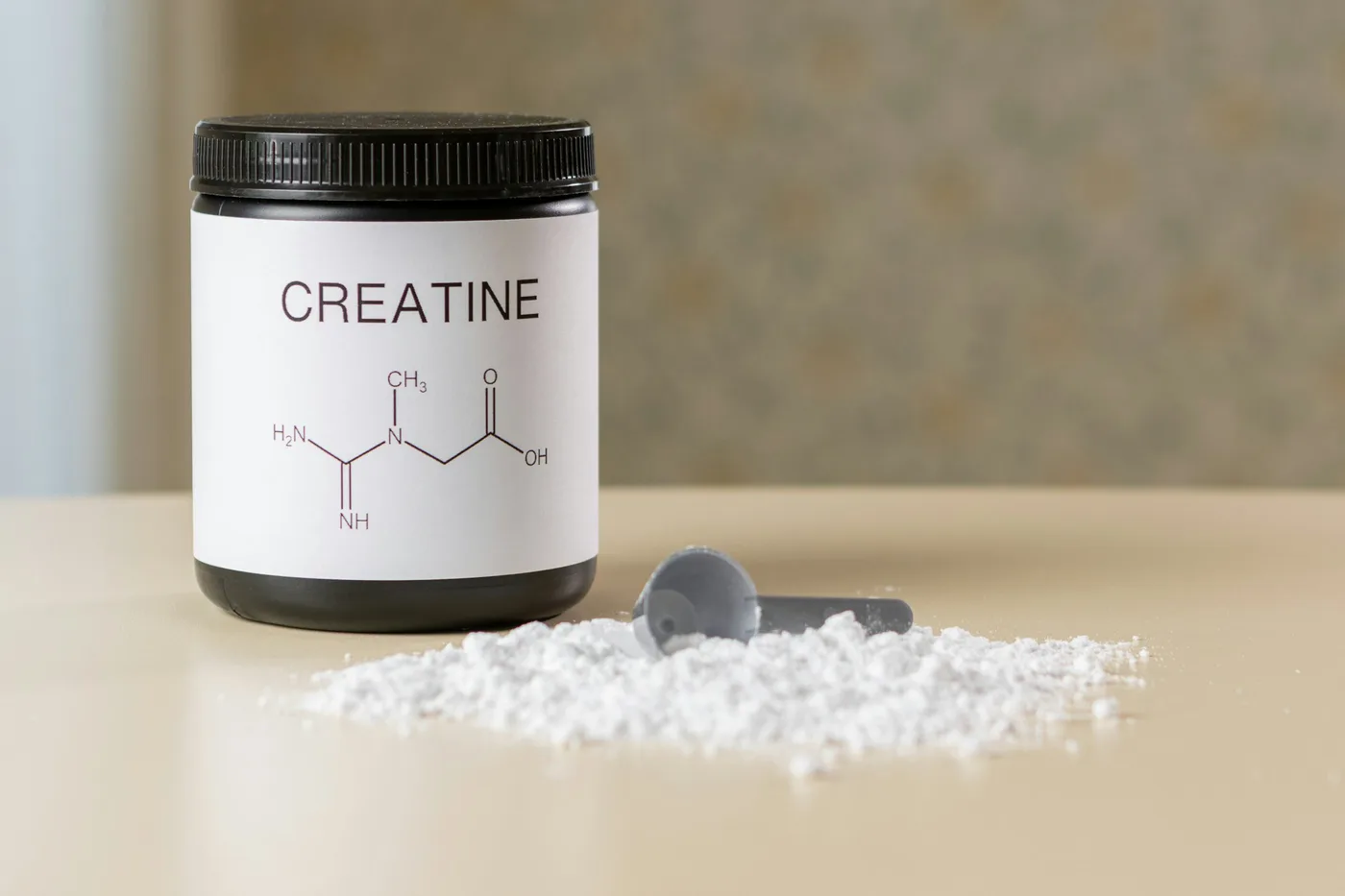 Pot de créatine monohydrate et dosette de poudre, dose de 3 g par jour