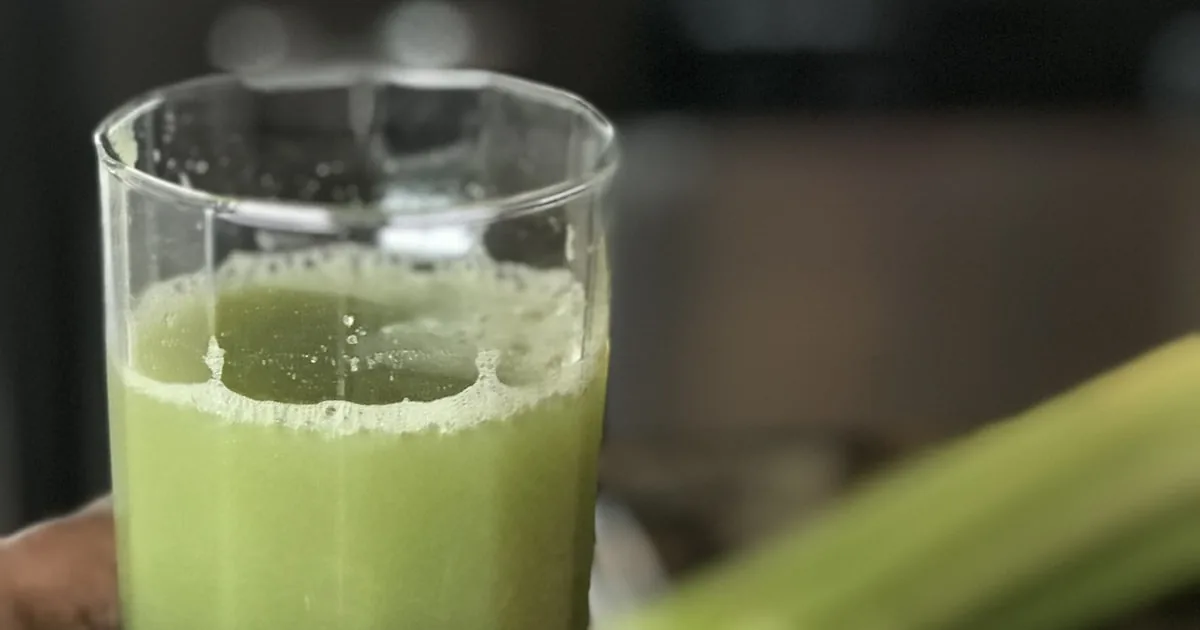Verre de jus vert frais pressé à froid avec légumes crus - jeûne intermittent et boissons autorisées