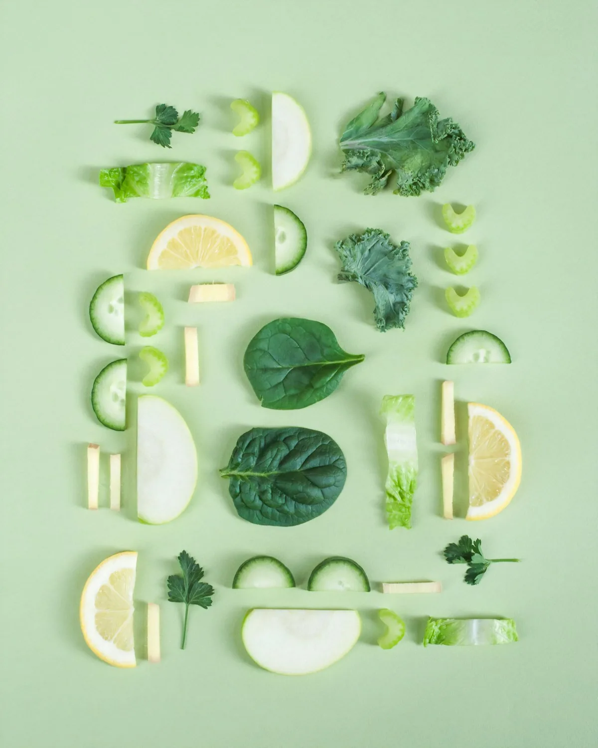 Fruits et légumes frais tranchés pour jus pressé à froid riche en micronutriments pour le crossfit et la course à pied
