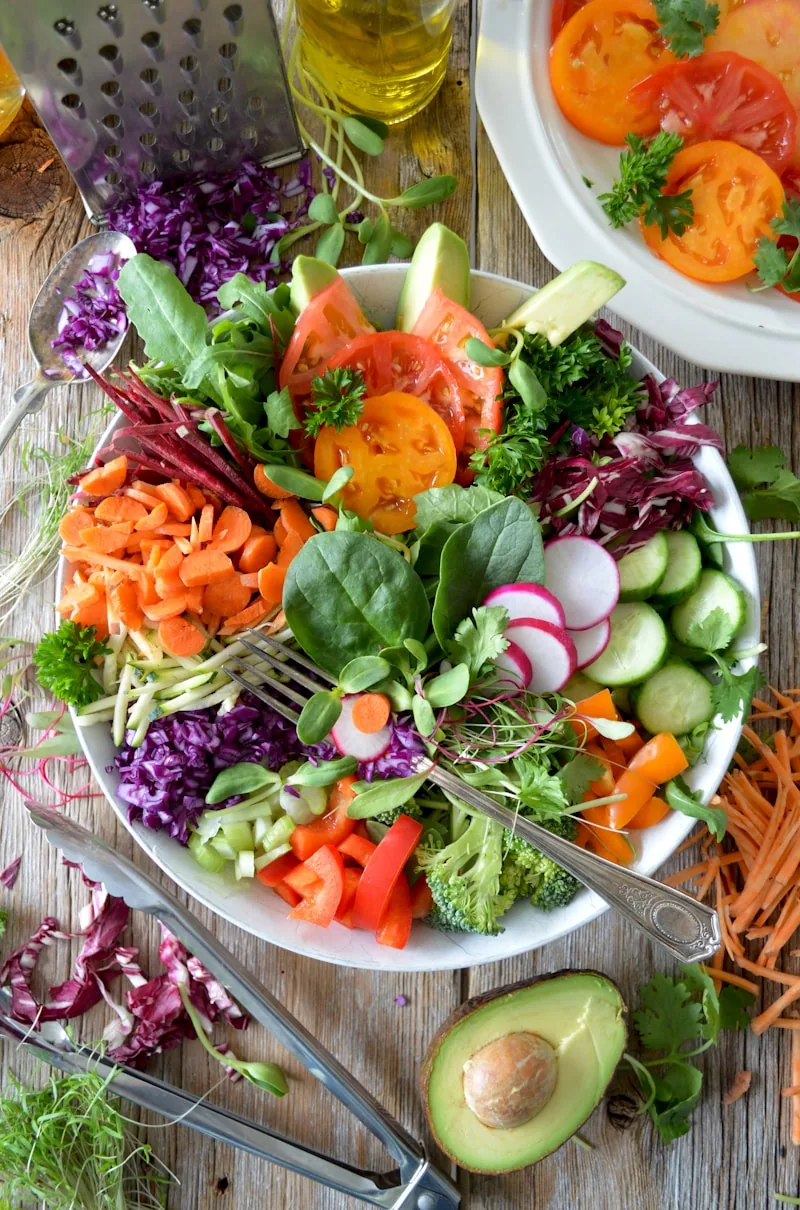 Légumes verts frais en flat lay - épinard kale céleri gingembre citron pour jus sportif