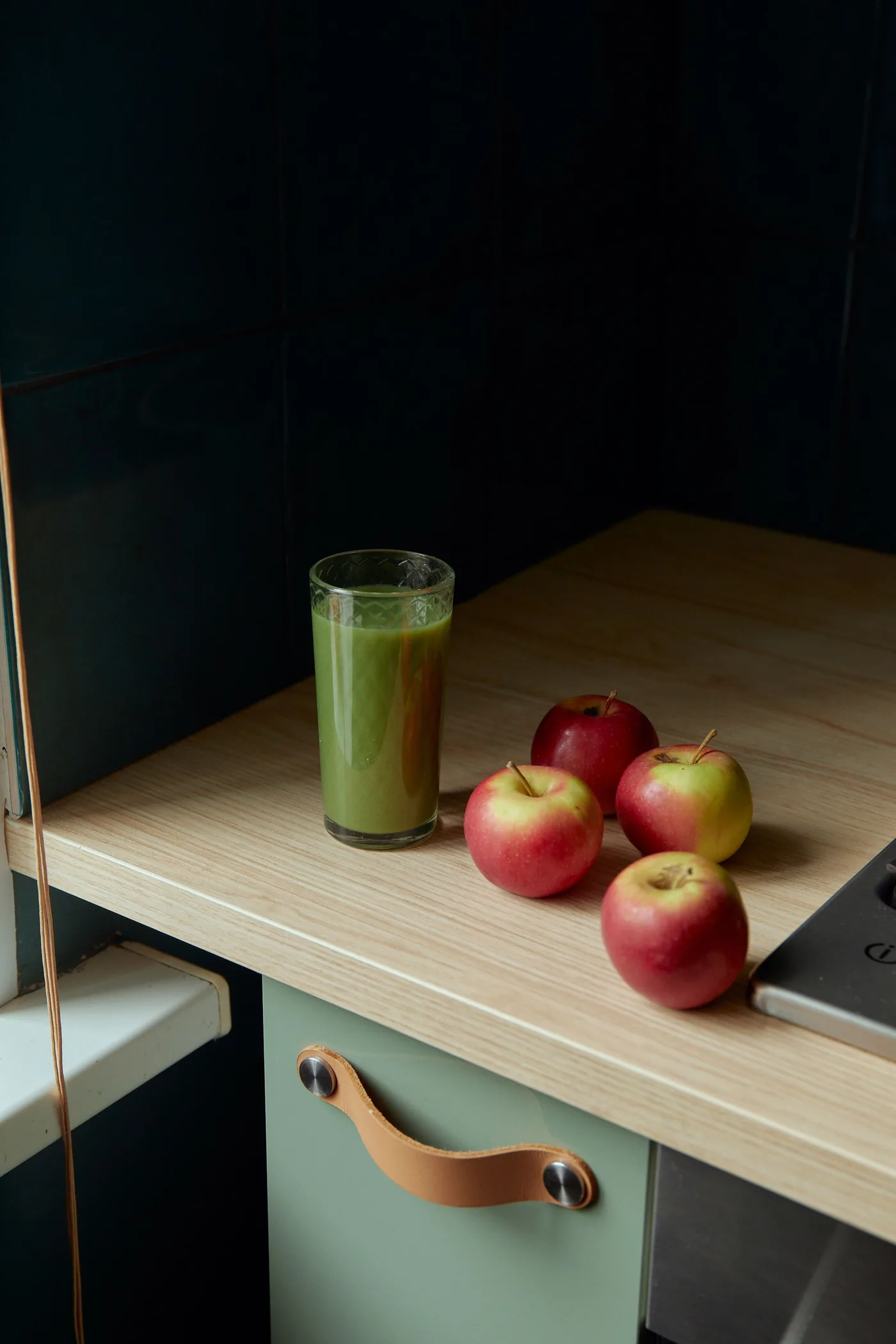 Jus vert frais aux épinards avec pommes rouges - récupération musculaire naturelle après sport
