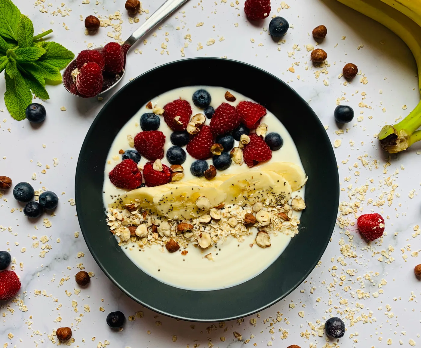 Bowl of oat porridge with fresh fruit and nuts — breakfast rich in beta-glucans and fiber