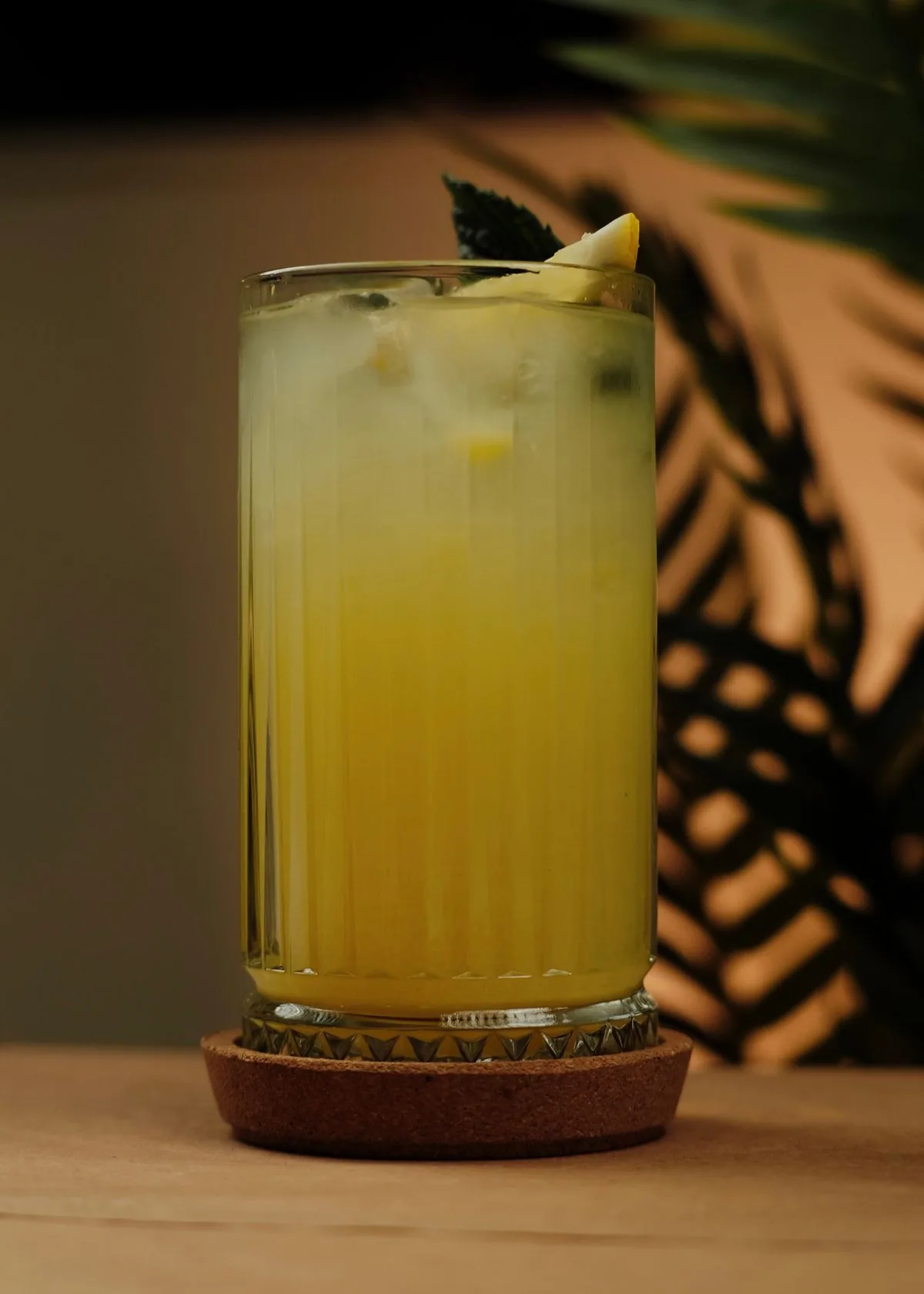 Verre de citronnade maison glacée à la menthe, une boisson rafraîchissante quand il fait chaud