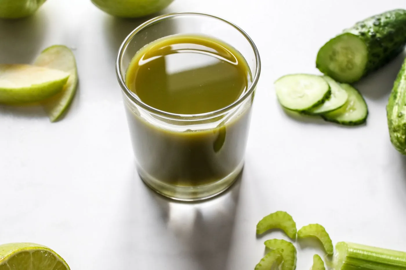 Jus vert au concombre, céleri et citron vert, une recette à dominante légumes moins sucrée qu'un jus de fruits