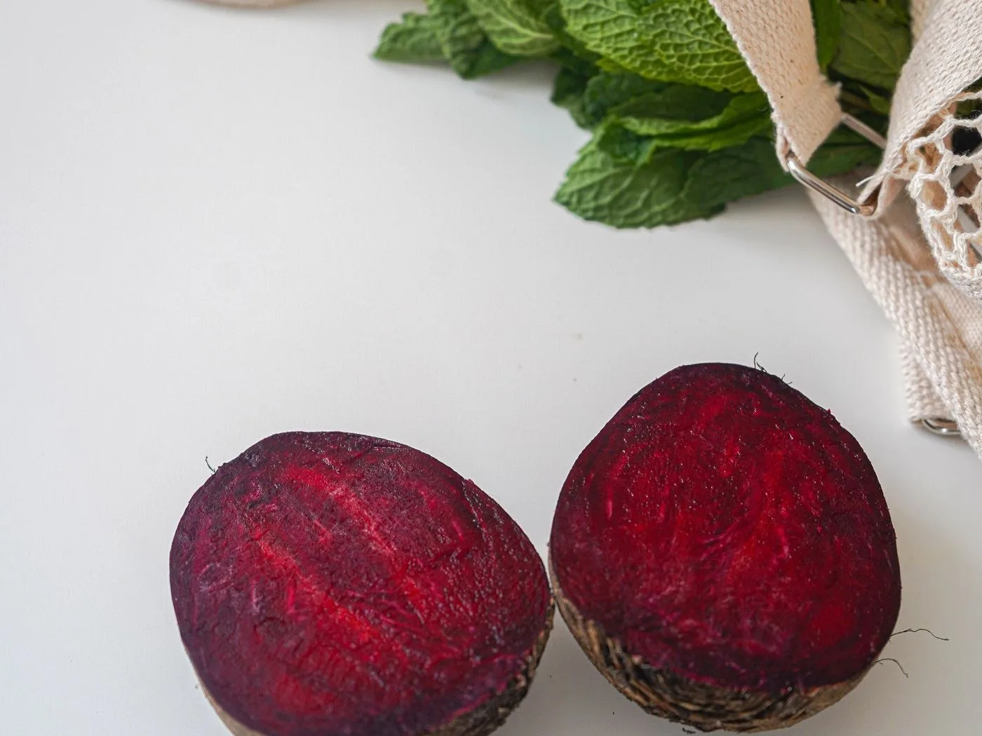 Betterave rouge crue coupée en deux et menthe fraîche, source des nitrates étudiés chez les femmes ménopausées