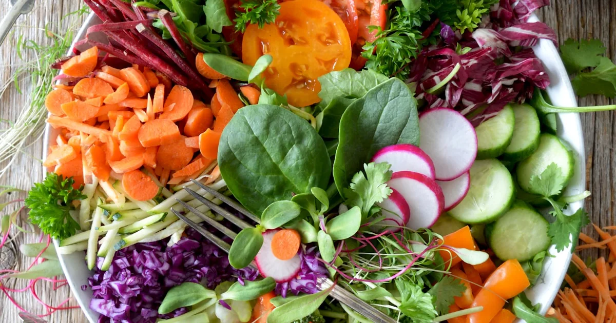 Assortiment de légumes verts frais riches en vitamine K1 - épinards brocoli kale