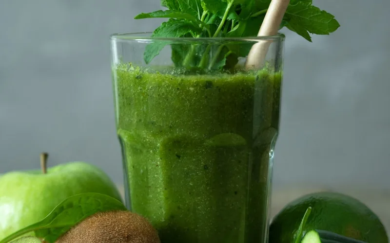 Jus vert pressé à froid dans un verre - source naturelle de vitamine K1